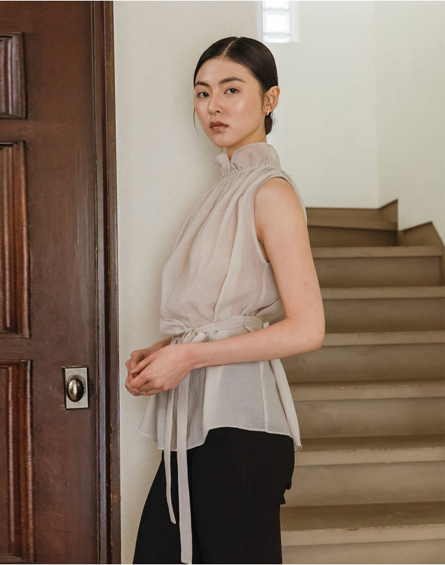 지에마르 NECK PRILL SLEEVELESS BLOUSE BEIGE 넥 프릴 슬리브리스 블라우스 베이지 착용컷