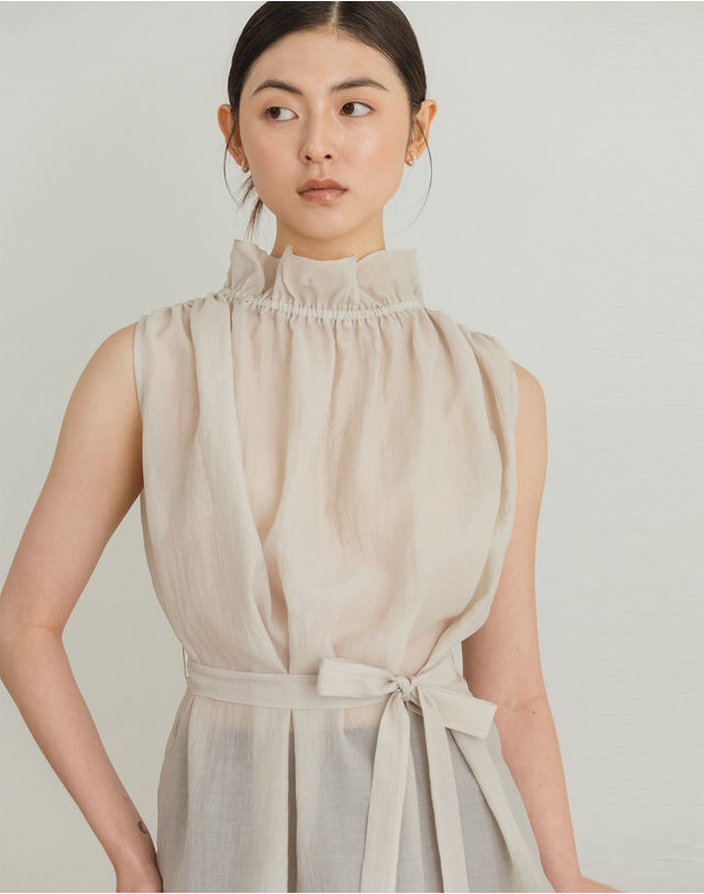 지에마르 NECK PRILL SLEEVELESS BLOUSE BEIGE 넥 프릴 슬리브리스 블라우스 베이지 착용컷