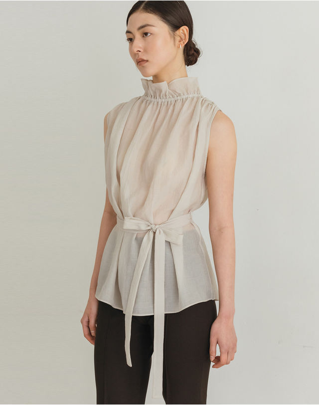 지에마르 NECK PRILL SLEEVELESS BLOUSE BEIGE 넥 프릴 슬리브리스 블라우스 베이지 착용컷
