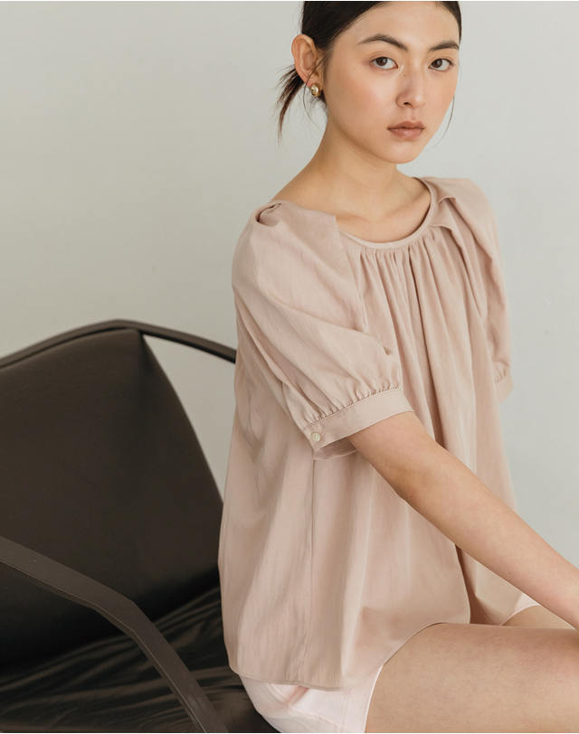 지에마르 [44-77]BACK STRAP SHIRRING BLOUSE PINK 백 스트랩 셔링 블라우스 핑크 착용컷