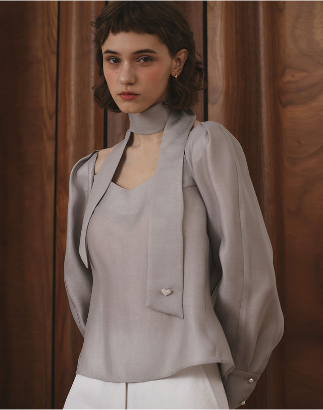 지에마르 LOVE SCARF BLOUSE GRAY 착용컷