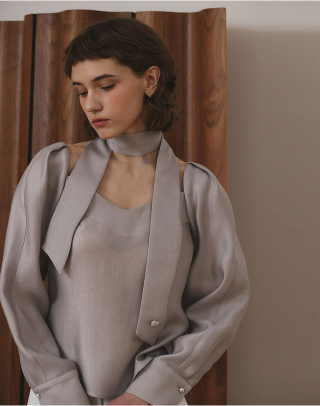 지에마르 LOVE SCARF BLOUSE GRAY 착용컷