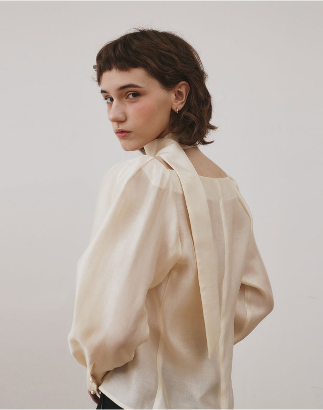 지에마르 LOVE SCARF BLOUSE IVORY 착용컷
