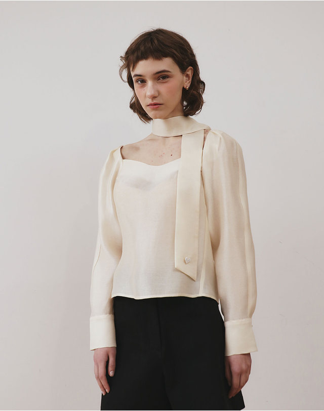 지에마르 LOVE SCARF BLOUSE IVORY 착용컷
