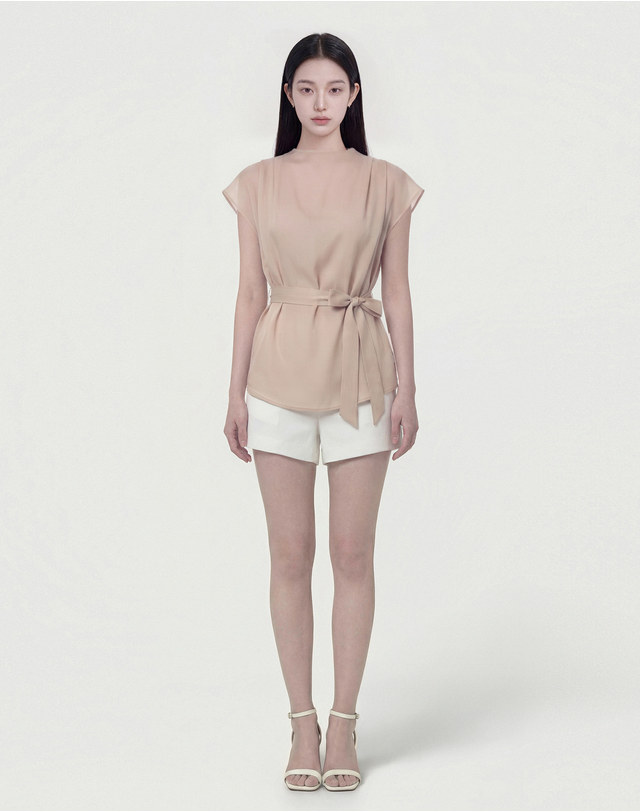 지에마르 PINTUCK SLEEVELESS APRICOT BEIGE 핀턱 슬리브리스 어프리컷 베이지 착용컷
