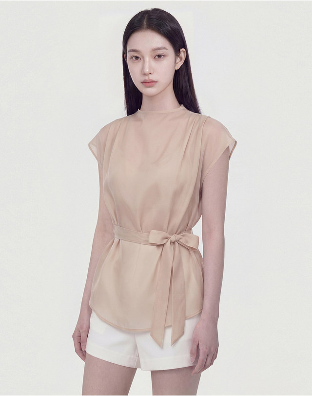 지에마르 PINTUCK SLEEVELESS APRICOT BEIGE 핀턱 슬리브리스 어프리컷 베이지 착용컷