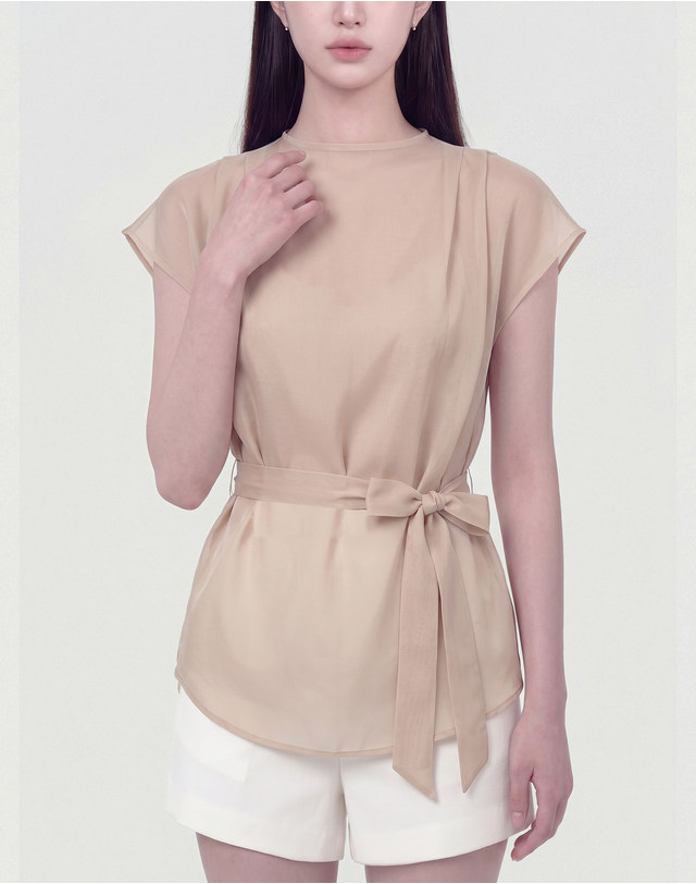지에마르 PINTUCK SLEEVELESS APRICOT BEIGE 핀턱 슬리브리스 어프리컷 베이지 착용컷