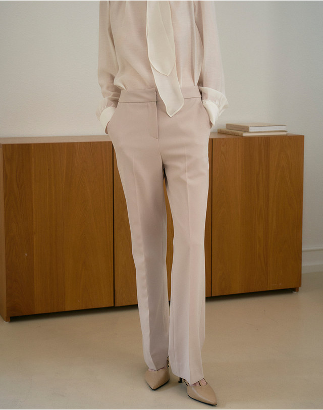 지에마르 SEMI BOOT CUT SLACKS BEIGE 세미 부츠 컷 슬랙스 베이지 착용컷