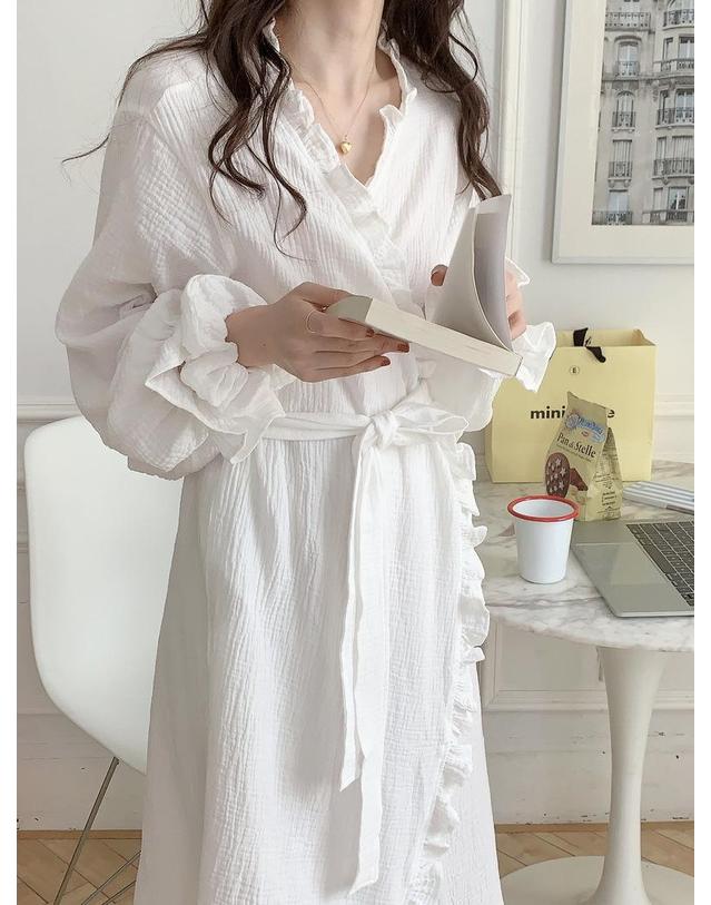 딜라이트홈 화이트프릴 디자인 샤워가운 목욕가운 로브 잠옷 착용컷
