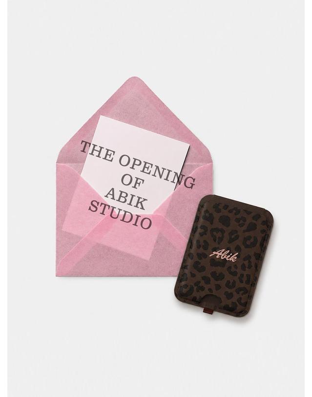 아빅 ABIK 맥세이프 월렛 스탠드 카드지갑 거치대 Camel Leopard 착용컷