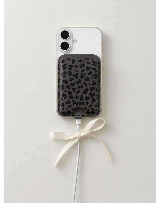 아빅 ABIK 맥세이프 월렛 스탠드 카드지갑 거치대 Charcoal leopard 착용컷