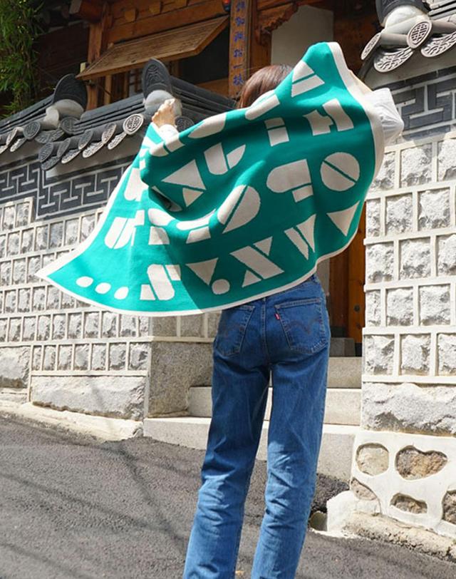 에녹댄스 [구김 적고 빨리 마르는] RTT 알파벳 블랭킷_그린 착용컷