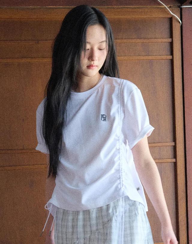 로씨로씨 [로씨로씨] 클래식 심볼 스트링 반팔 티셔츠 [화이트] (R3HT041WH-W) 착용컷