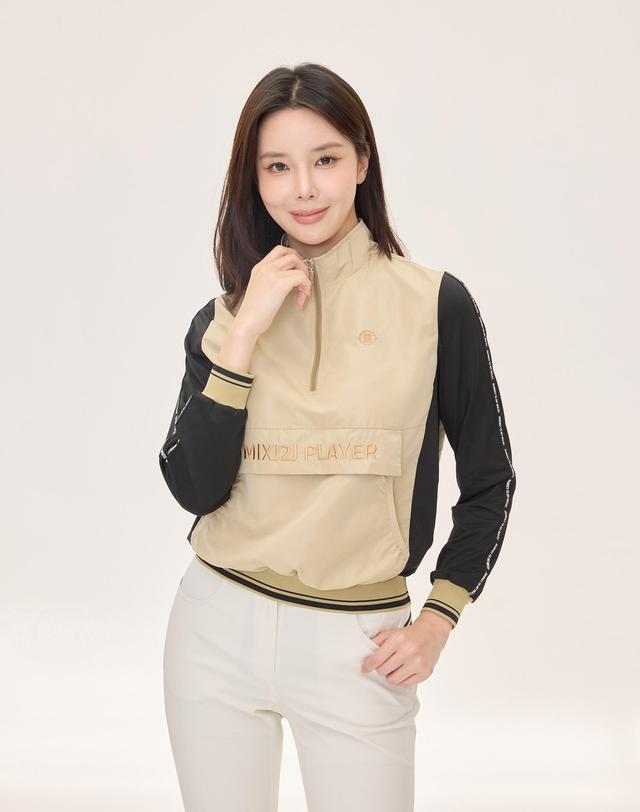 제이투제이 레터링 라인 반집업 방풍 티셔츠 카키 착용컷