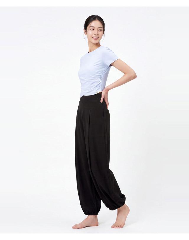 포머티브 소플렉스 핀턱 벌룬 와이드 팬츠 FMPT20AF_블랙 착용컷