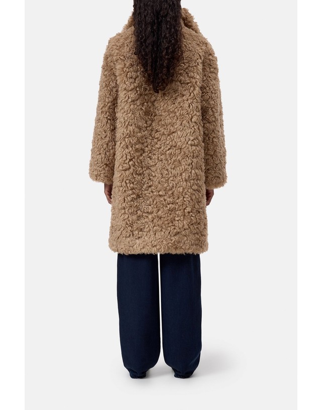 클로즈드 클로즈드 페이크 퍼 하이넥 롱 코트 C97305-63A-22-273 WHEAT BEIGE 베이지 착용컷