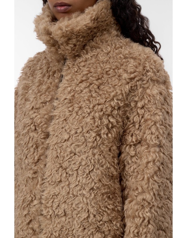 클로즈드 클로즈드 페이크 퍼 하이넥 롱 코트 C97305-63A-22-273 WHEAT BEIGE 베이지 착용컷