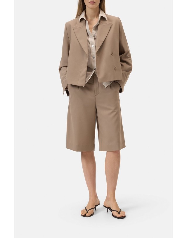 클로즈드 클로즈드 울 혼방 플리츠 버뮤다 팬츠 C92404-35P-22-939 HAZEL BEIGE 베이지 착용컷