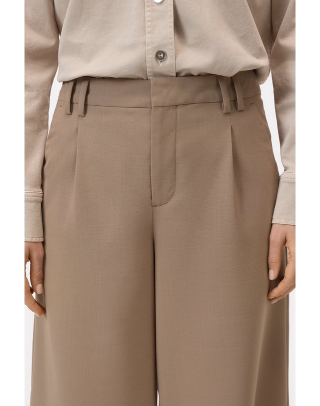 클로즈드 클로즈드 울 혼방 플리츠 버뮤다 팬츠 C92404-35P-22-939 HAZEL BEIGE 베이지 착용컷