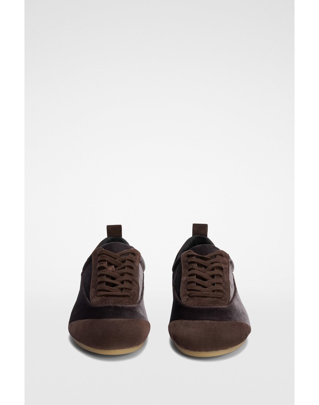 질샌더 질샌더 벨벳 스웨이드 로우탑 스니커즈 J15WS0047P7821601 CHOCOLATE PLUM 초콜릿 착용컷
