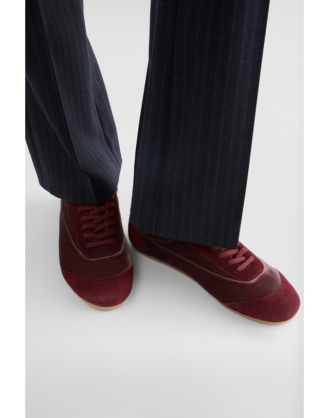 질샌더 질샌더 벨벳 스웨이드 로우탑 스니커즈 J15WS0047P7821904 CHERRY WOOD 레드 착용컷