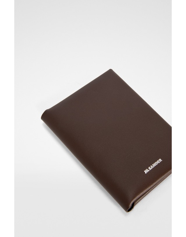 질샌더 질샌더 카프스킨 엠보싱 로고 지갑 J28VL0005P9297601 CHOCOLATE PLUM 초콜릿 착용컷