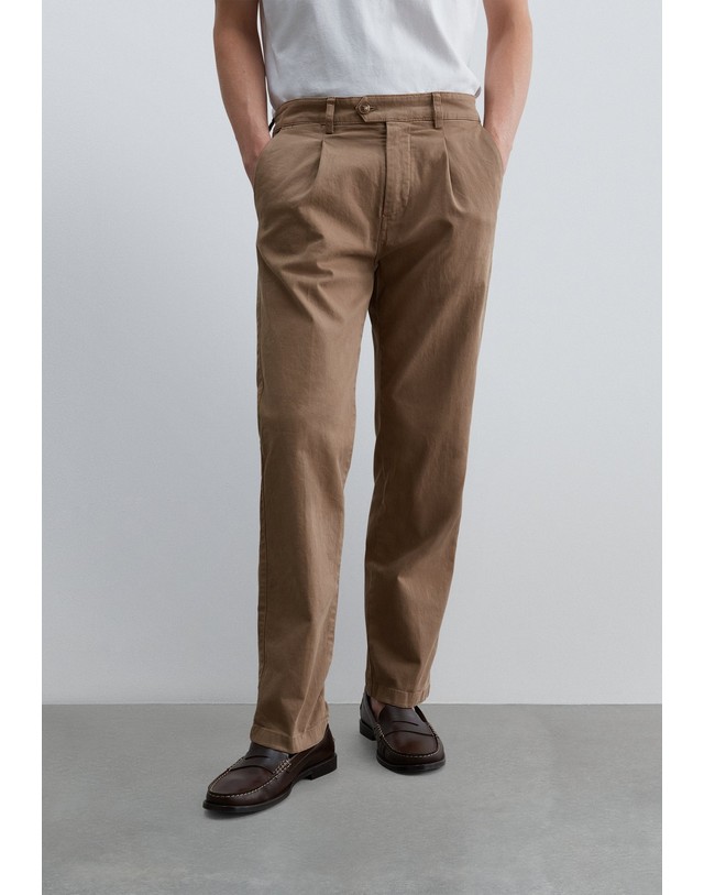 스칼퍼스 스캘퍼스 릴렉스핏 플리츠 치노 팬츠 69244-scfirenze-relaxed-pants-aw2627-caramel CARAMEL 카멜 착용컷