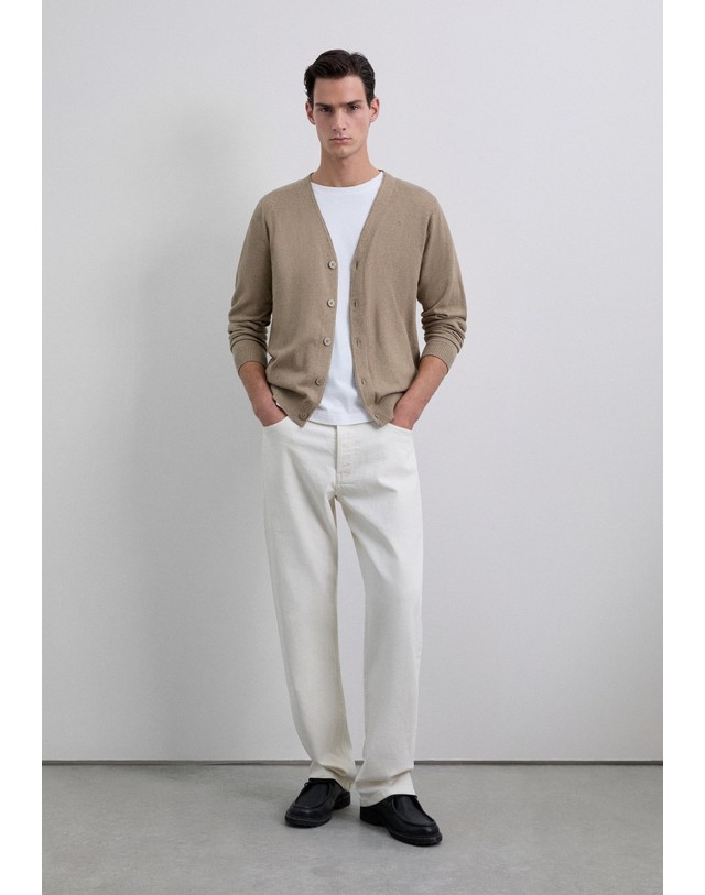 스칼퍼스 스캘퍼스 브이넥 버튼 자수 가디건 60500-scbasic-cardigan-aw2526-camel CAMEL 카멜 착용컷