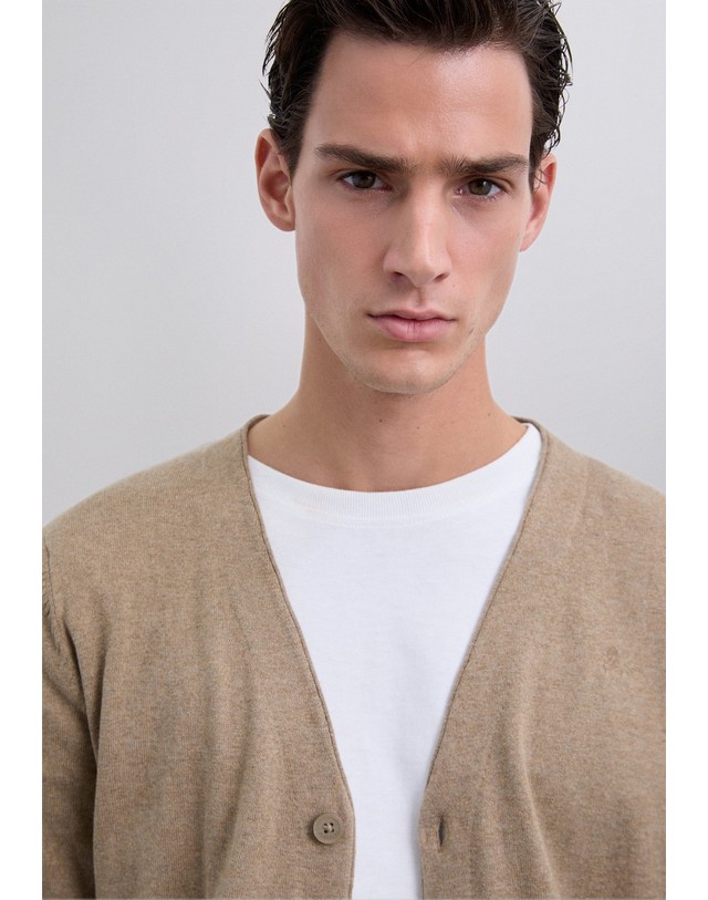 스칼퍼스 스캘퍼스 브이넥 버튼 자수 가디건 60500-scbasic-cardigan-aw2526-camel CAMEL 카멜 착용컷
