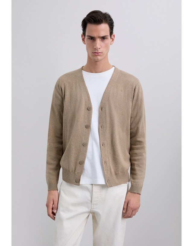 스칼퍼스 스캘퍼스 브이넥 버튼 자수 가디건 60500-scbasic-cardigan-aw2526-camel CAMEL 카멜 착용컷