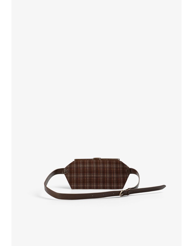 스칼퍼스 스캘퍼스 체크 패턴 플랩 벨트백 72072-scfabric-funny-bag-aw2627-browncheck BROWN CHECK 브라운 착용컷