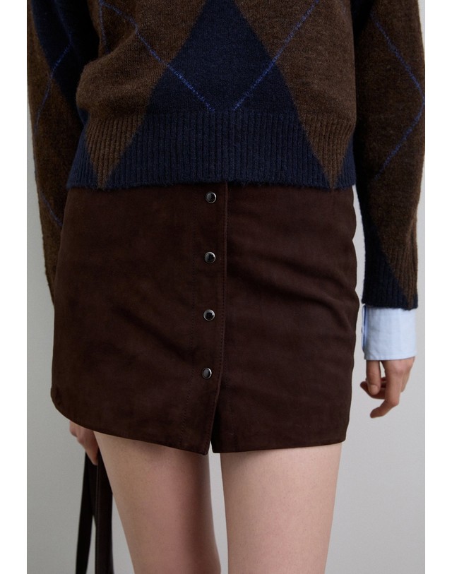 스칼퍼스 스캘퍼스 프론트 버튼 미니 스커트 66573-scsuede-mini-skirt-aw2526-darkbrown DARK BROWN 초콜릿 착용컷