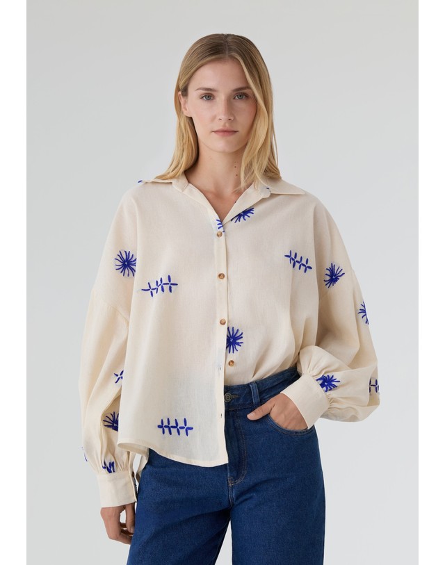 스칼퍼스 에나구아스 자수 벌룬 소매 루즈핏 셔츠 55305 BEIGE/BLUE 아이보리 착용컷