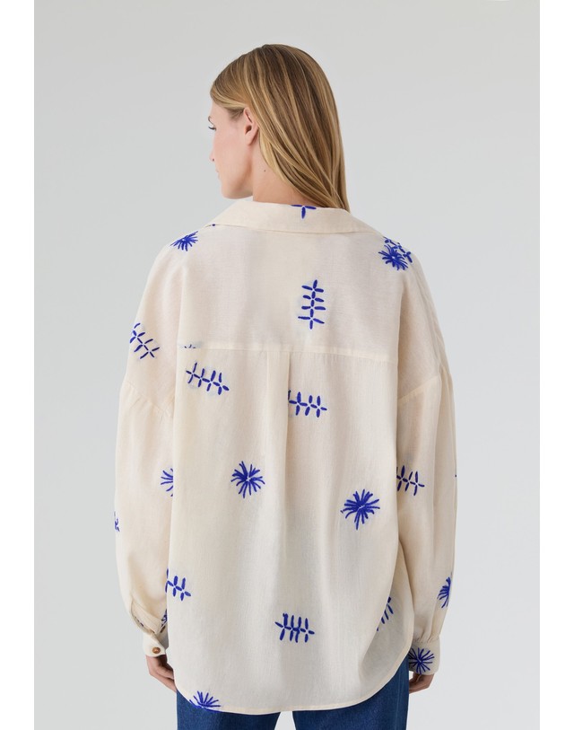 스칼퍼스 에나구아스 자수 벌룬 소매 루즈핏 셔츠 55305 BEIGE/BLUE 아이보리 착용컷