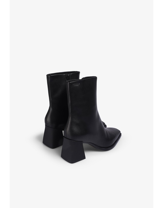 스칼퍼스 바가본드 스퀘어토 블록힐 앵클부츠 67738-hedda-aw2526-ib-black BLACK 블랙 착용컷