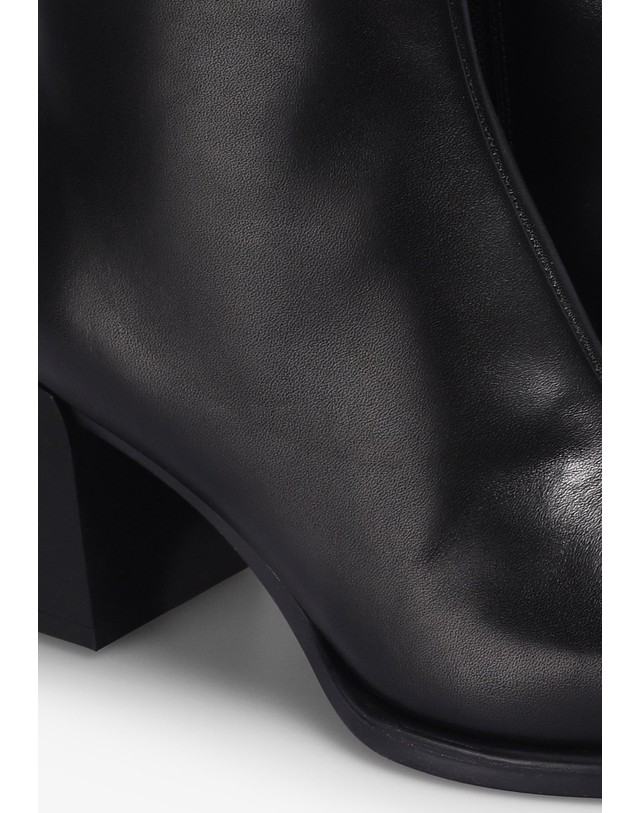 스칼퍼스 바가본드 스퀘어토 블록힐 앵클부츠 67738-hedda-aw2526-ib-black BLACK 블랙 착용컷