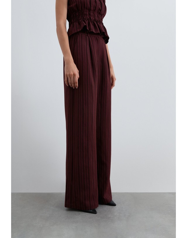 스칼퍼스 스캘퍼스 스트라이프 핀턱 와이드 팬츠 72301-scobom-stripes-pant-aw2627-burgundystripes BURGUNDY STRIPES 레드 착용컷