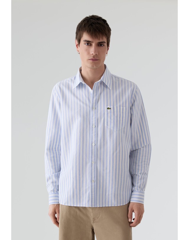 스칼퍼스 라코스테 스트라이프 로고 포켓 긴팔 셔츠 70646-camisa-logo-manga-larga-ss26-ib-bluestripes BLUE STRIPES 블루 착용컷