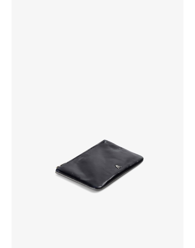 스칼퍼스 스캘퍼스 레더 메탈 포인트 지퍼 파우치 72945 NAVY/GREY 멀티컬러 착용컷
