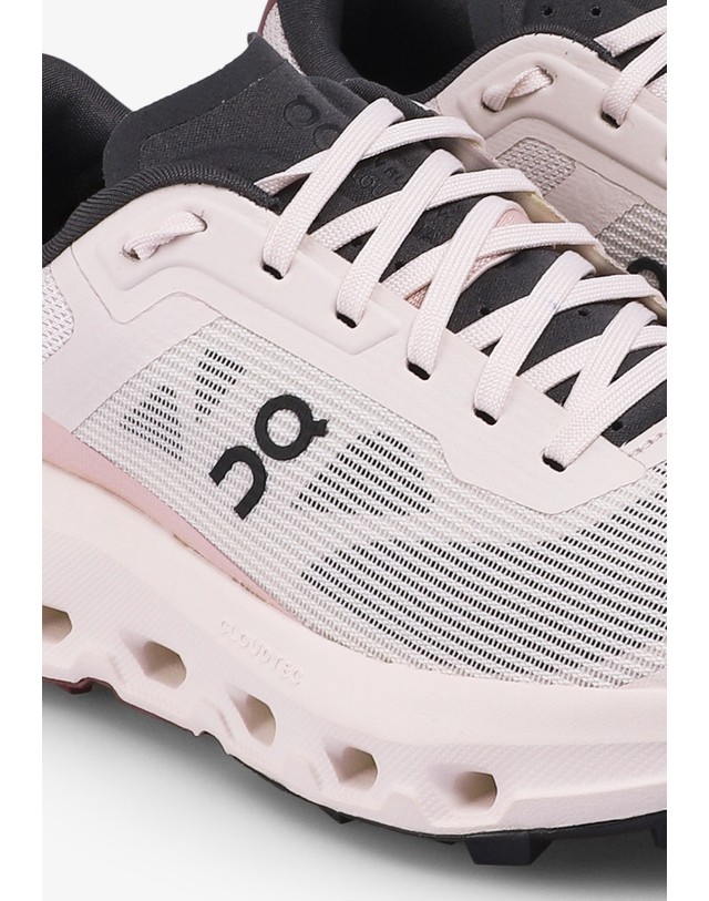 스칼퍼스 온 클라우드비스타 3 여성 러닝화 74429 OFF WHITE/PINK 핑크 착용컷