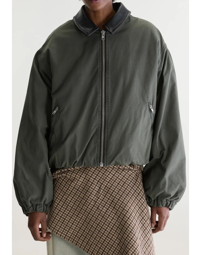 스칼퍼스 벨레로즈 크롭 볼륨 소매 집업 봄버 자켓 74970 DARK GREEN 그린 착용컷