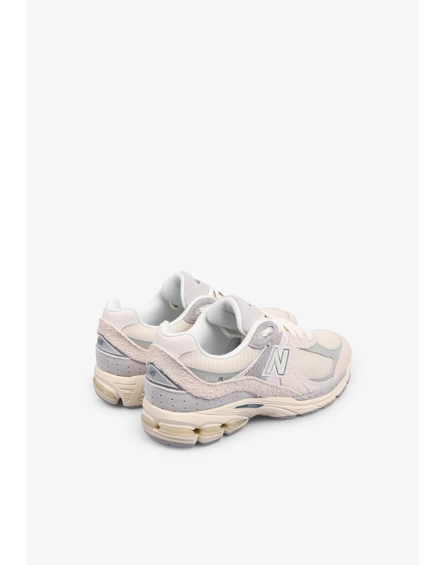 스칼퍼스 뉴발란스 남녀공용 2002R 레트로 스니커즈 64446 LIGHT GREY 그레이 착용컷