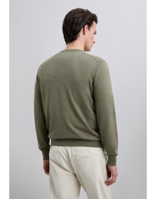 스칼퍼스 스캘퍼스 브이넥 로고 자수 니트 스웨터 60459 LIGHT KHAKI 카키 착용컷