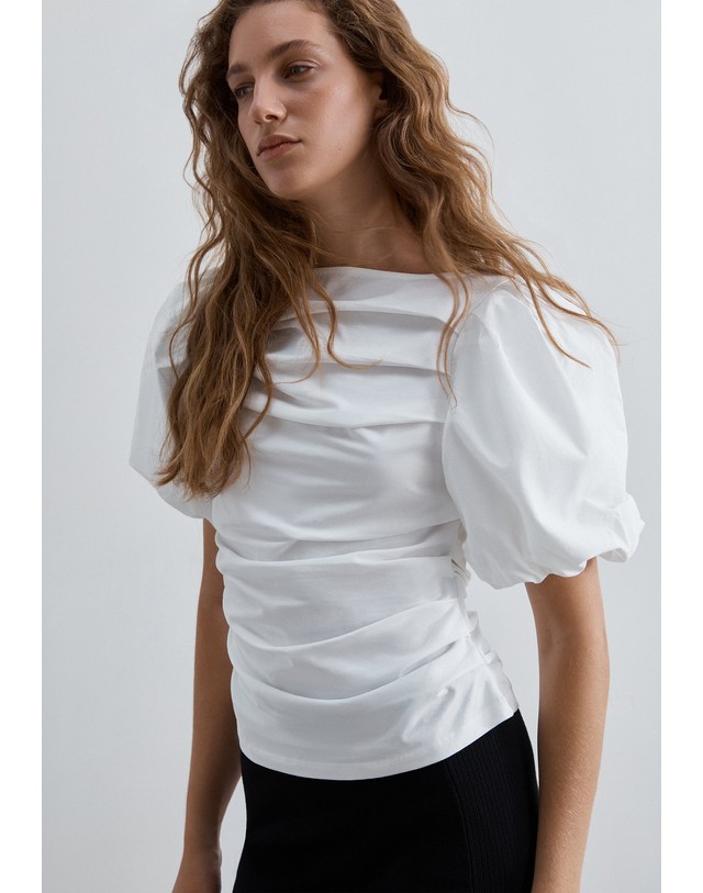 스칼퍼스 스캘퍼스 퍼프소매 셔링 블라우스 72890 WHITE 화이트 착용컷