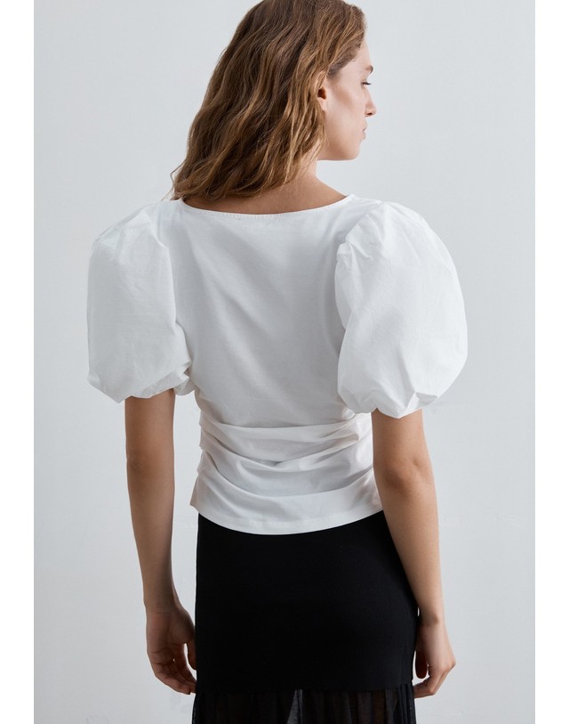 스칼퍼스 스캘퍼스 퍼프소매 셔링 블라우스 72890 WHITE 화이트 착용컷