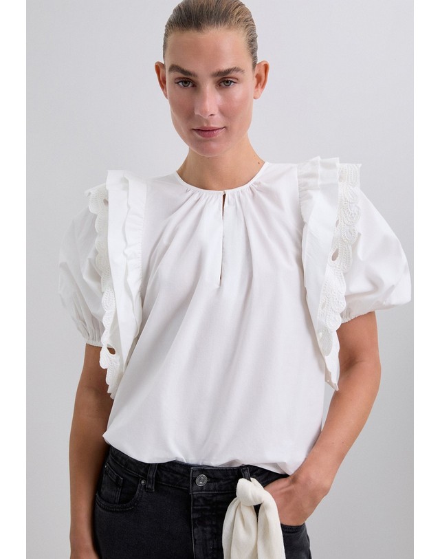 스칼퍼스 스캘퍼스 자수 러플 퍼프 소매 블라우스 58429 OFF WHITE 아이보리 착용컷