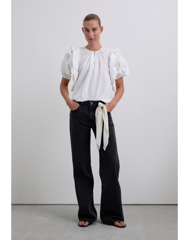 스칼퍼스 스캘퍼스 자수 러플 퍼프 소매 블라우스 58429 OFF WHITE 아이보리 착용컷