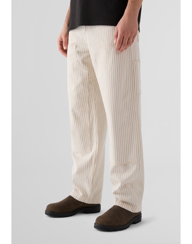 스칼퍼스 리바이스 루즈 스트라이프 데님 팬츠 70444 BLUE STRIPES 아이보리 착용컷