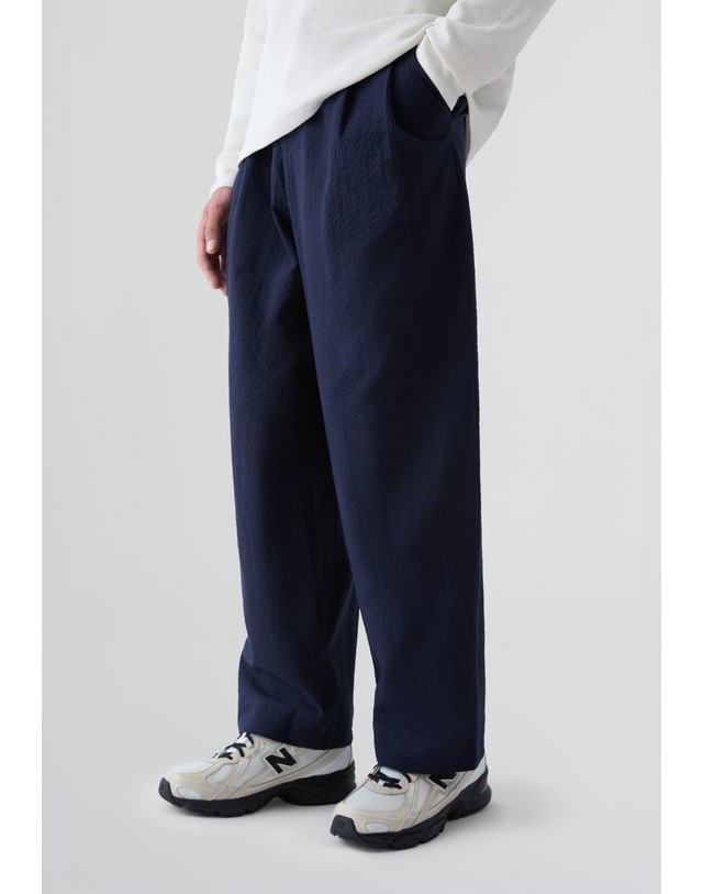 스칼퍼스 언페인드 시어서커 플리츠 와이드 팬츠 74128 DARK NAVY 네이비 착용컷