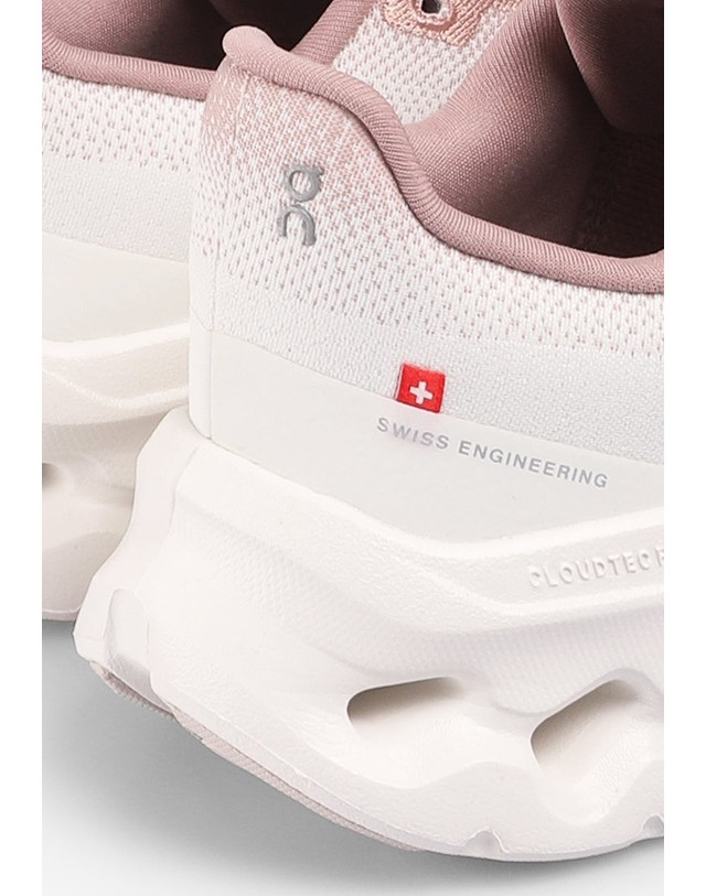 스칼퍼스 온 클라우드틸트 1 여성 스니커즈 74427 WHITE/PINK 멀티컬러 착용컷